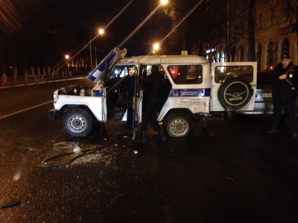 В Ярославле полицейский УАЗик перевернулся в воздухе и встал на колеса