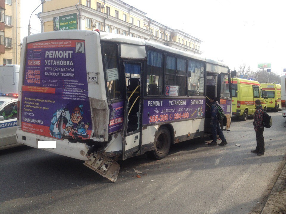 В Ярославле в аварии с участием автобуса и маршрутки пострадали пассажиры: беременная женщина и мужчина в больнице