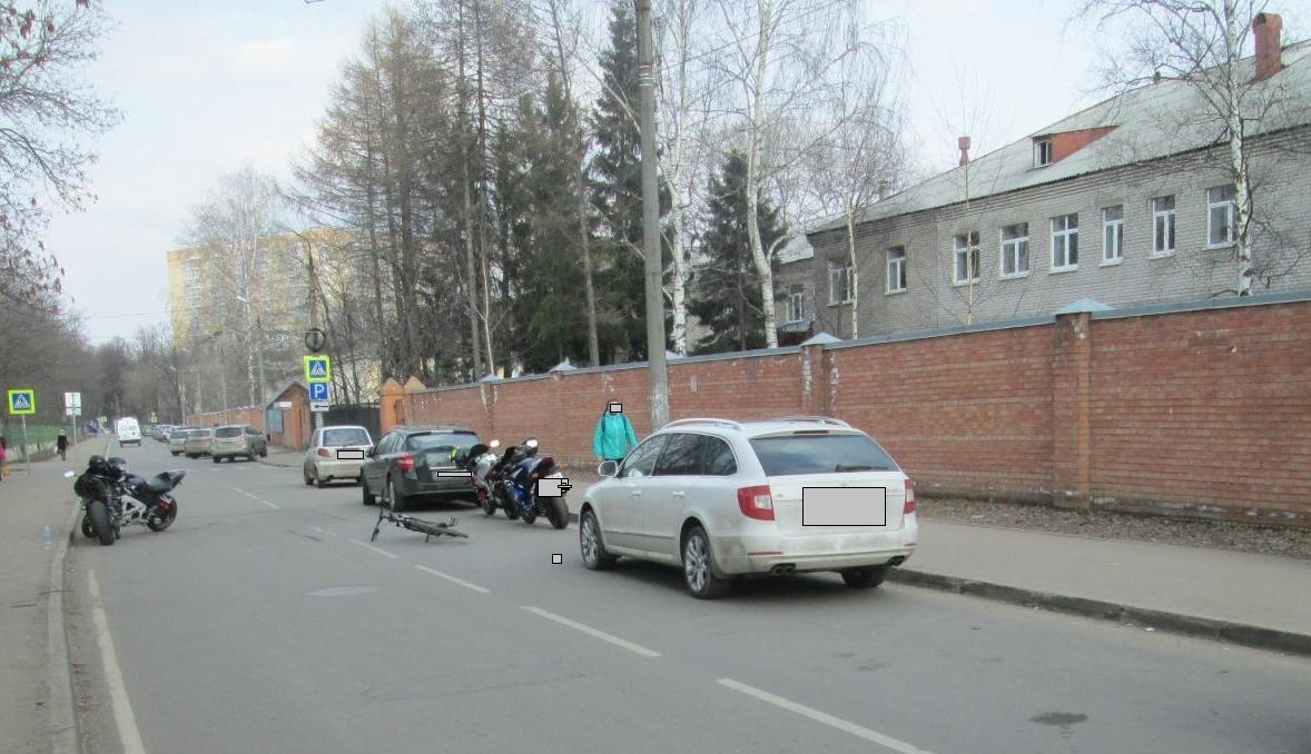 В Ярославле водитель припаркованного автомобиля сбил велосипедиста и мотоциклиста