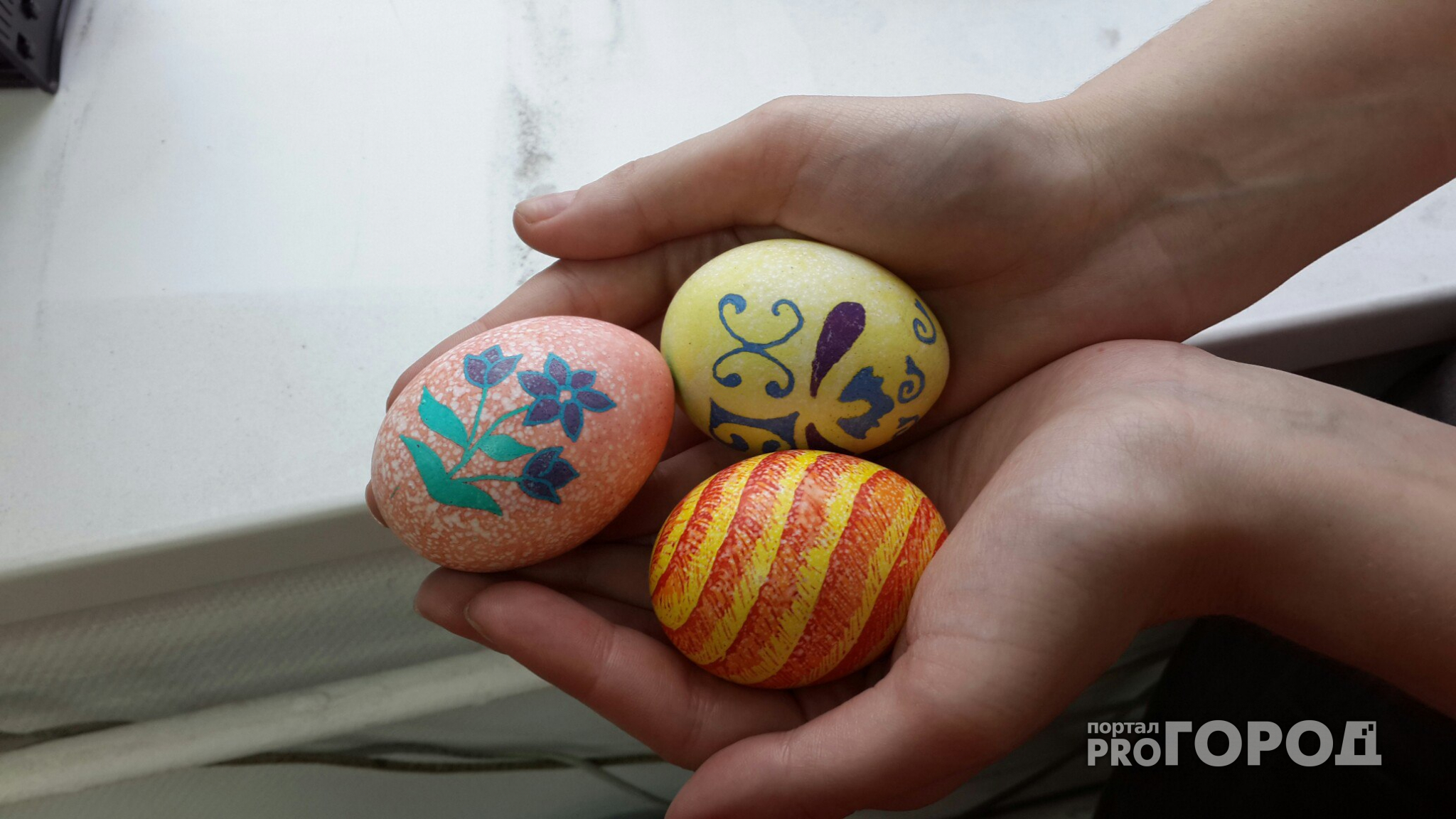 Лайфхак: как красить пасхальные яйца при помощи воска