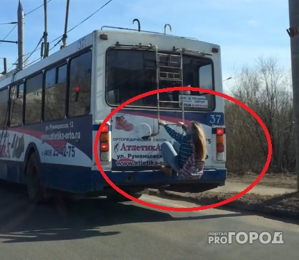 Девушка из Рыбинска проехала по городу, зацепившись за троллейбус: видео