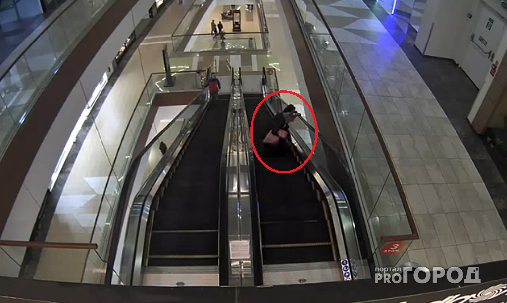 В сети появились видео происшествий на эскалаторе в торговом центре Ярославля, на котором пострадали две девочки