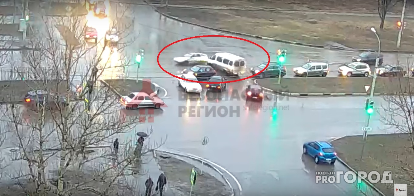 На Ленинградском легковушка и микроавтобус не поделили перекресток: видео