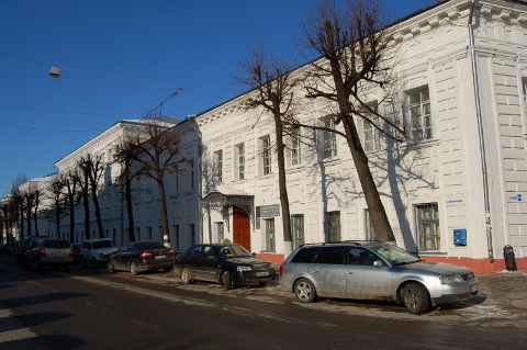 В опорном ВУЗе Ярославской области на голову сотрудницы обрушился потолок