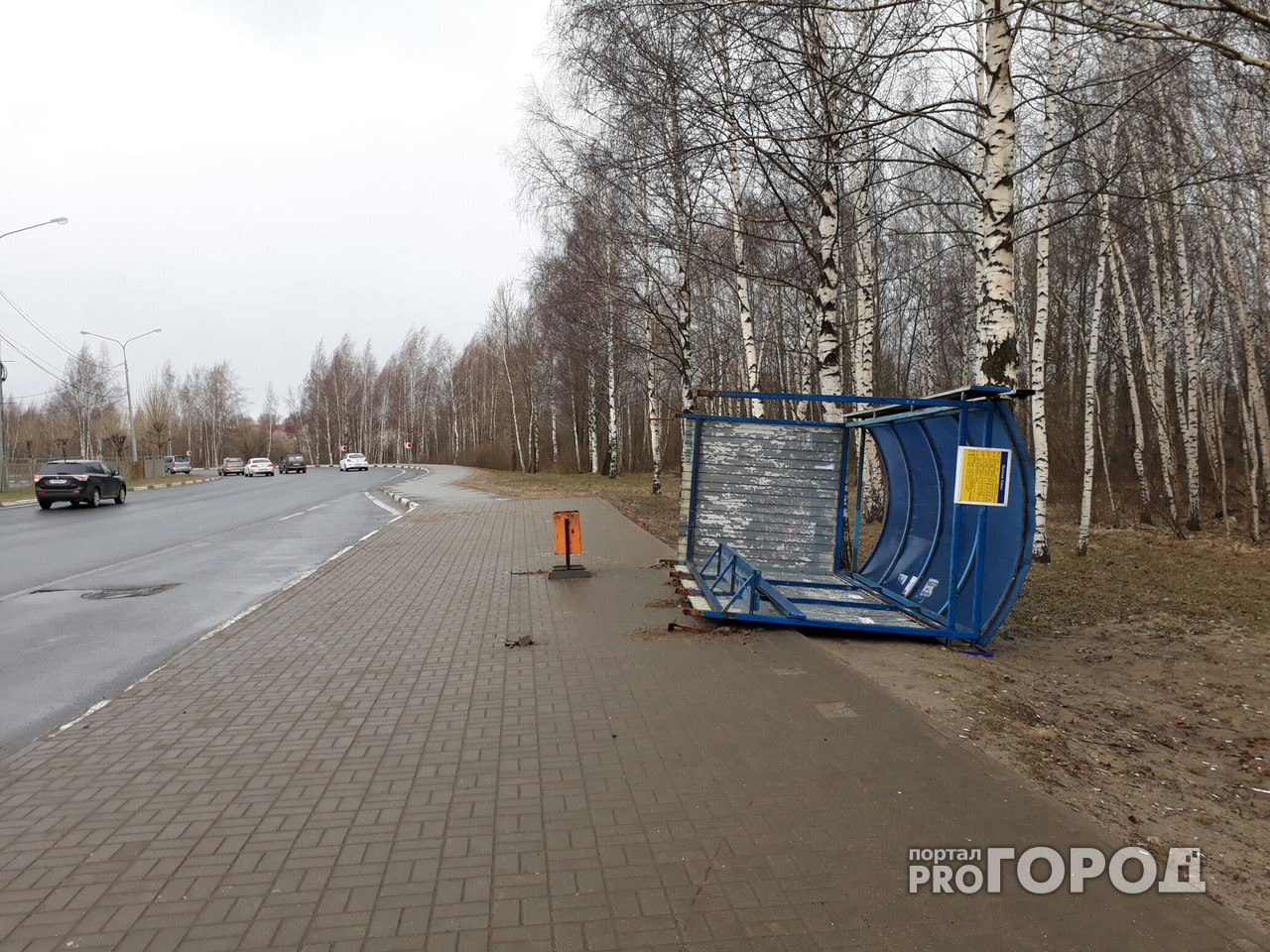 На проспекте Фрунзе ветер «демонтировал» автобусную остановку