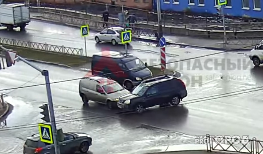 На злополучном перекрестке у Толбухинского моста произошло серьезное ДТП: видео