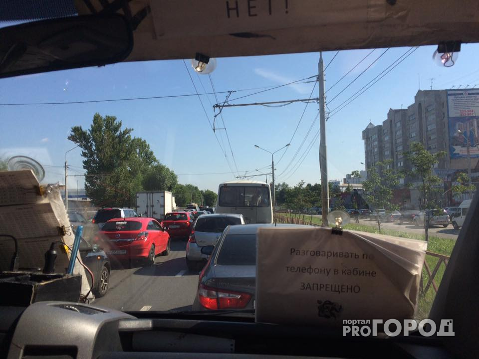 На Московском проспекте случился транспортный коллапс из-за обрыва проводов