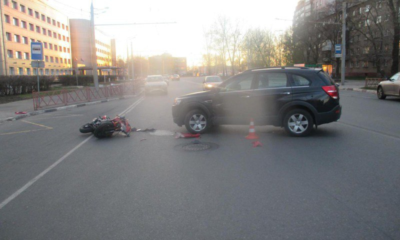 В Ярославле молодой мотоциклист попал под колеса внедорожника
