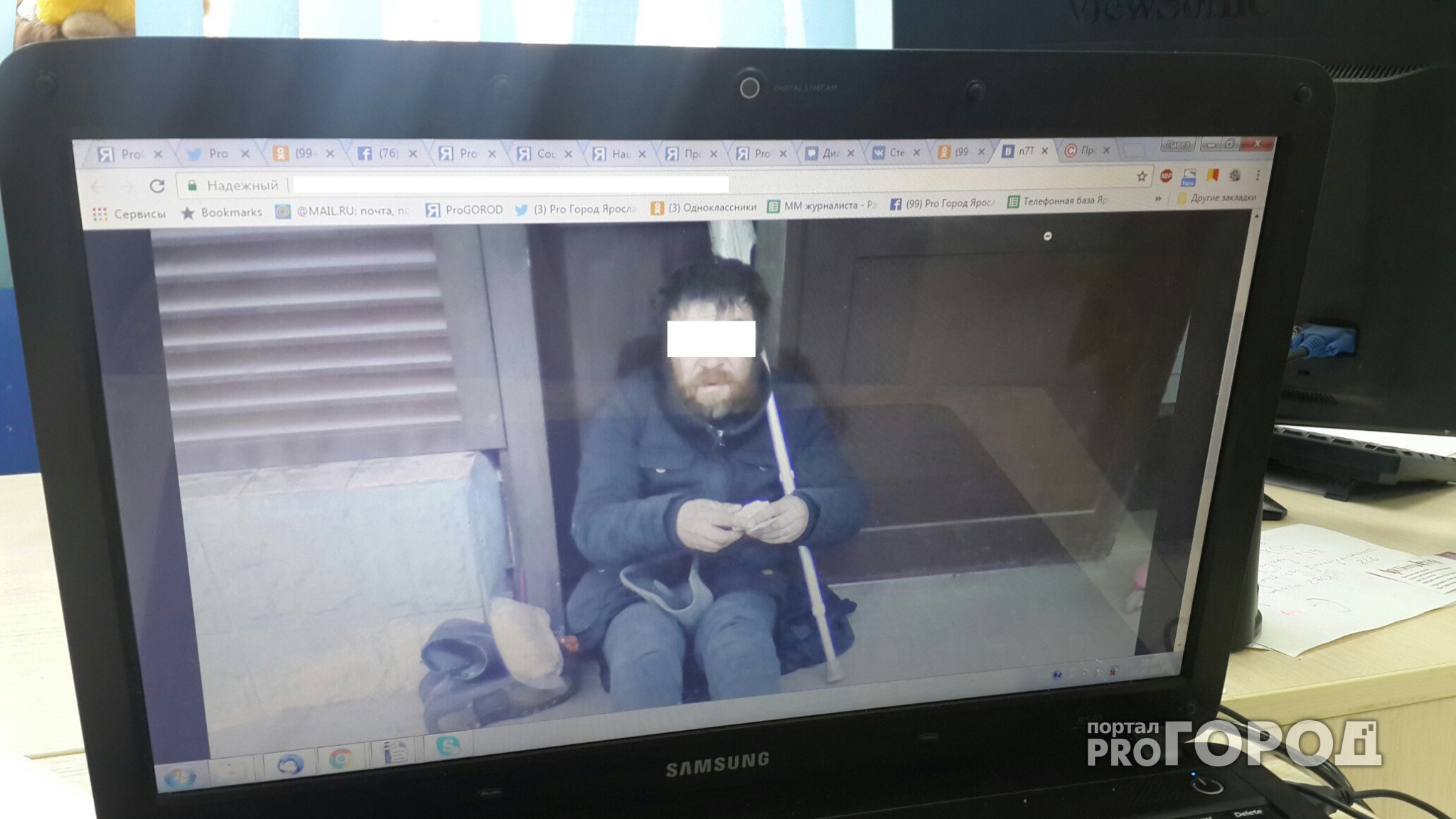 Пропавший мужчина с костылем просил милостыню у ярославского магазина