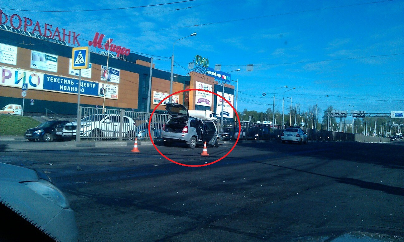 На Тутаевском шоссе водитель «Лады» въехал под маршрутку: есть пострадавшие
