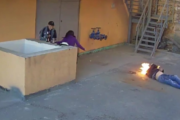 Мужчина с горящей головой упал рядом с влюбленной парой: видео