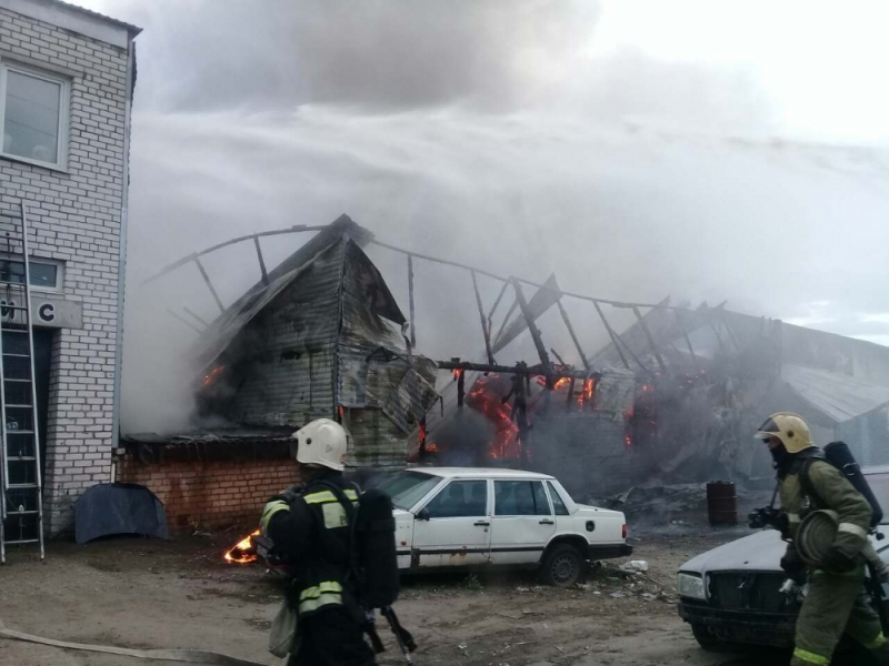 В Ярославле полностью сгорел крупный автосервис