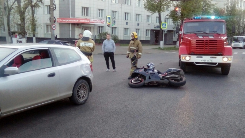 В центре Ярославля байкер попал в серьезную аварию
