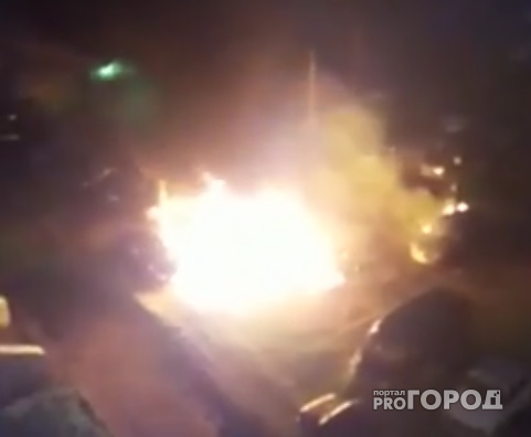 В Рыбинском дворе одновременно сгорело 4 автомобиля: видео