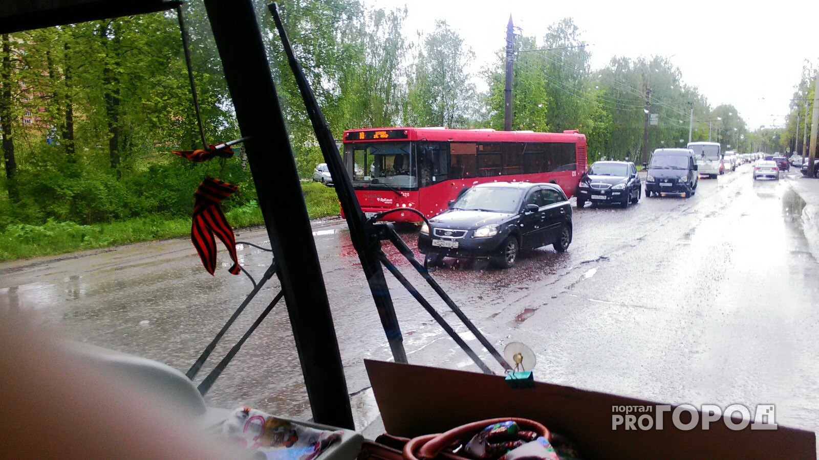 В Ярославле новенький красный автобус попал в ДТП с иномаркой