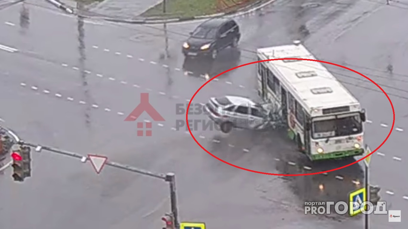 В Ярославле на скользкой дороге автоледи на ВАЗе врезалась в автобус: видео