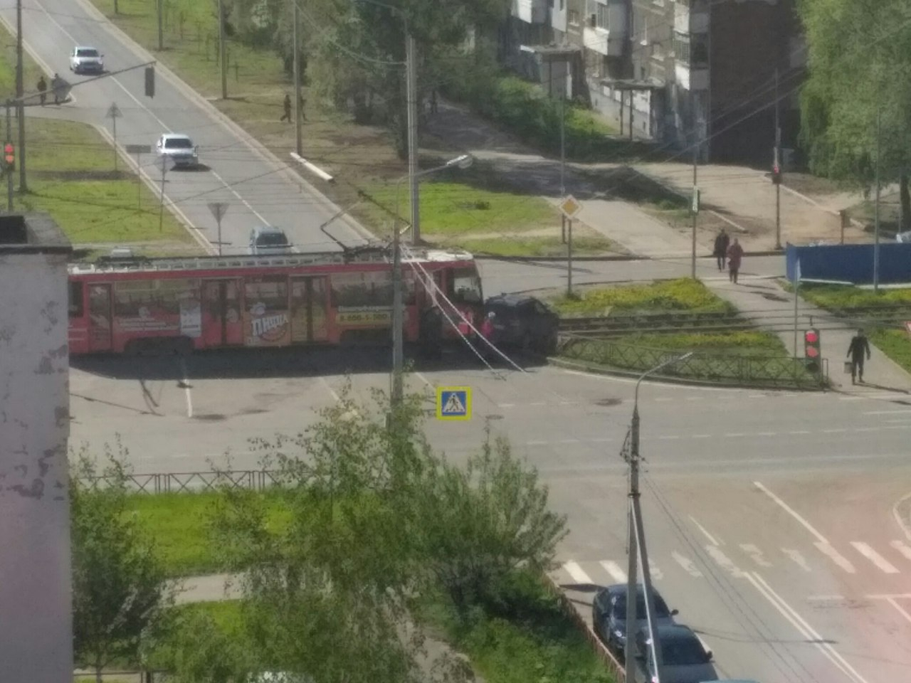 Ярославский трамвай «наказал» незадачливого автолюбителя ударом в бок