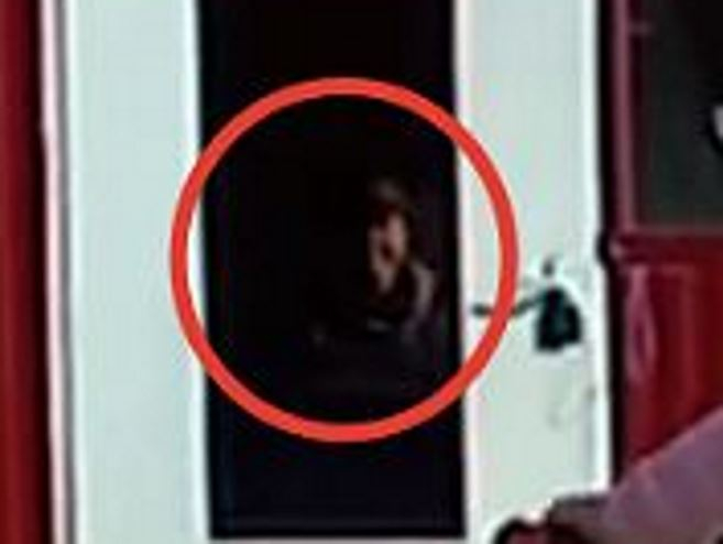 Камера видеолюбителя запечатлела призрака в кепке в окне магазина