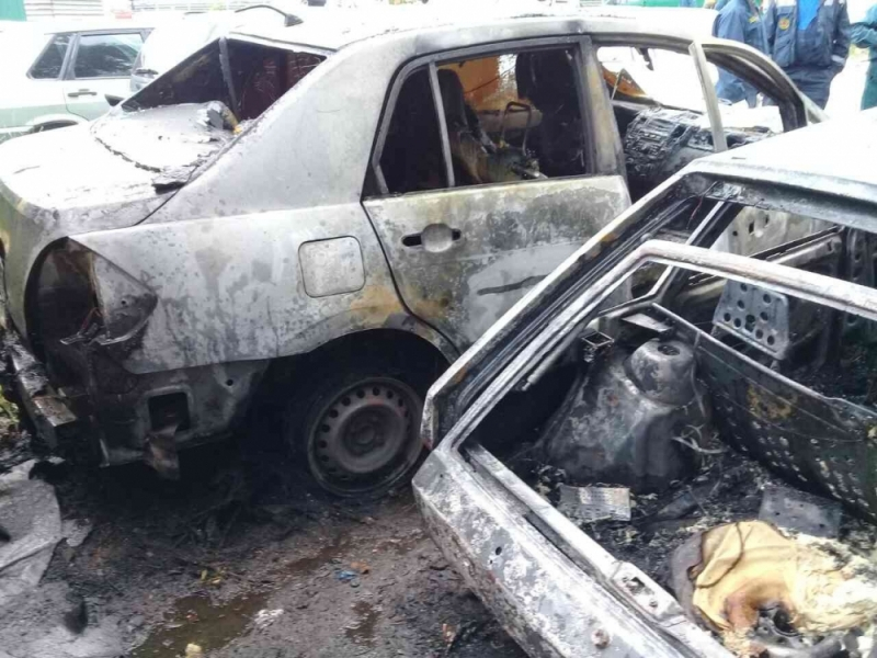 В Ярославле средь бела дня сгорели две машины