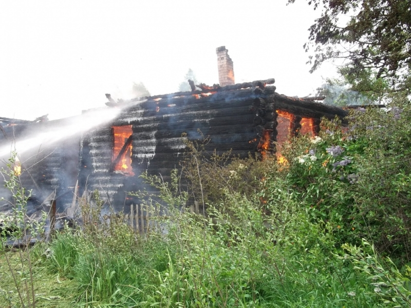 В деревне под Ярославлем вспыхнул дом