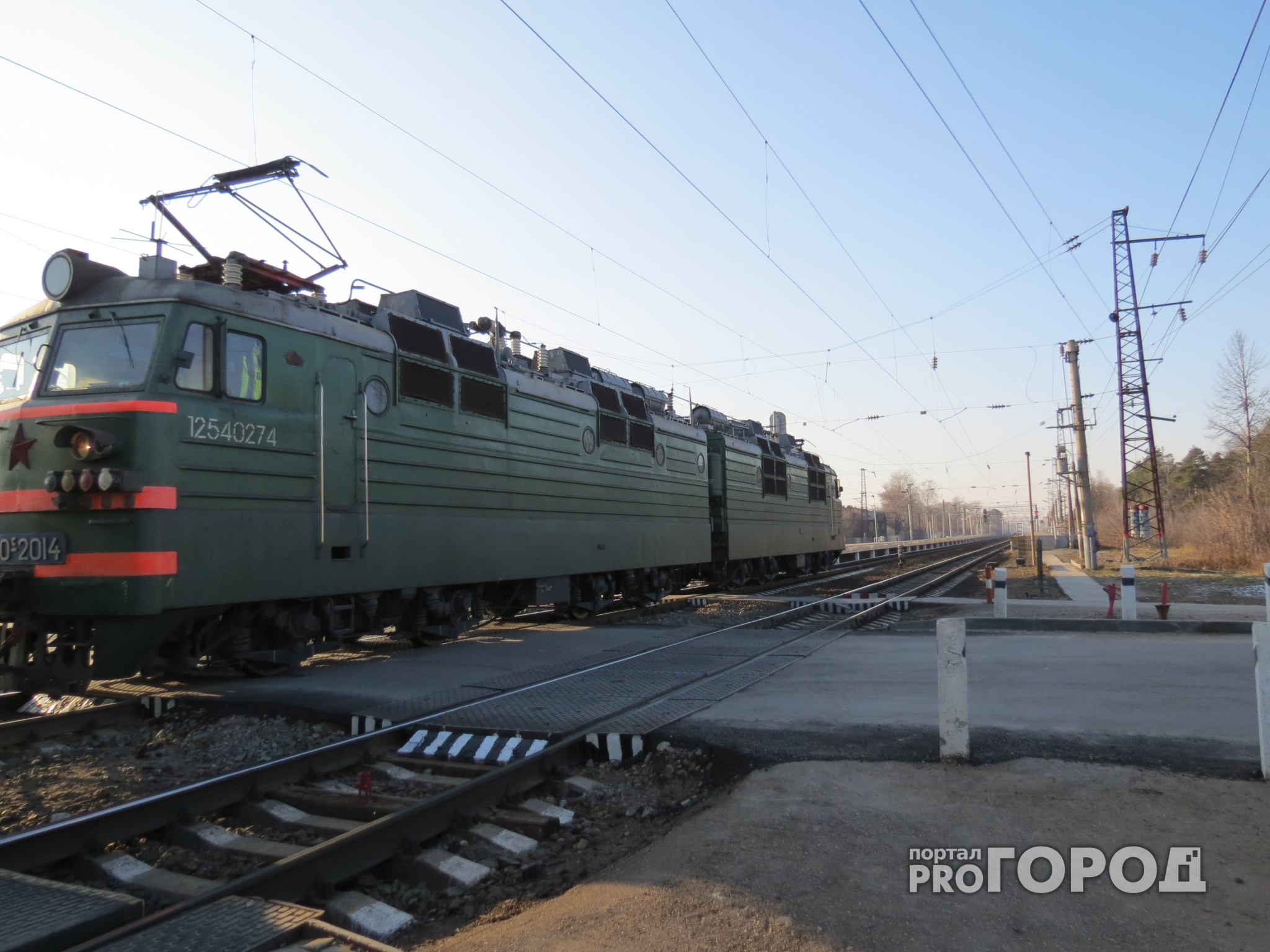 В Ярославле грузовой поезд раздавил мужчину, который шел по путям