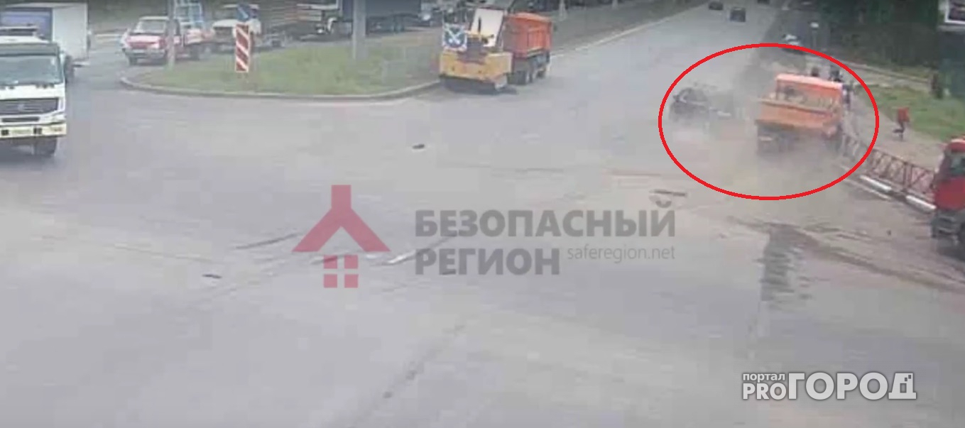 В Ярославле "Лада" въехала в "КАМАЗ", и грузовик отбросило на толпу людей: видео