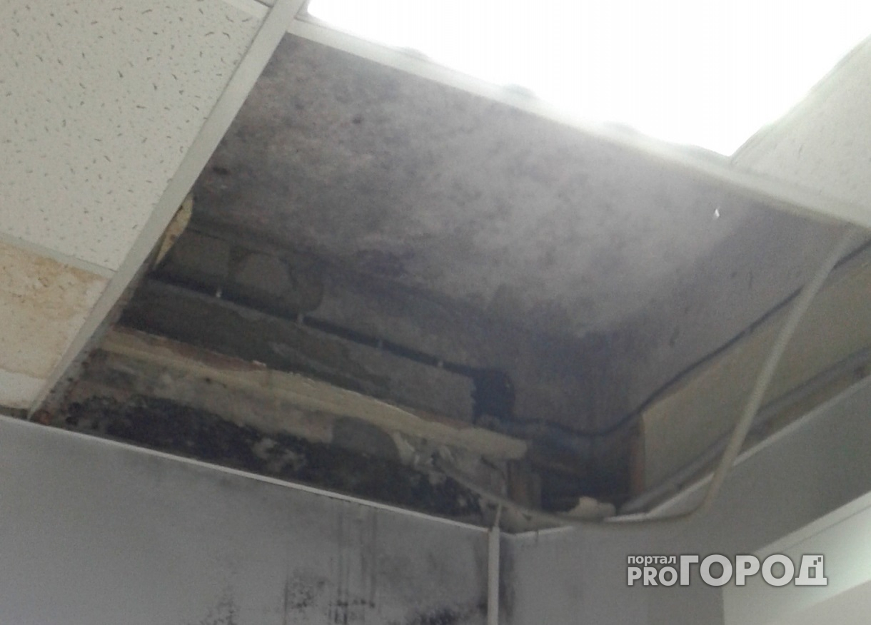 На ярославской почте в шаге от посетительницы упал кусок потолка