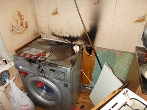 Под Ярославлем 9 спасателей тушили загоревшуюся стиральную машину