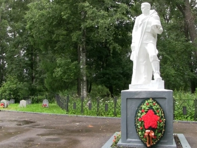 В Ярославской области вандал повредил десять памятников и сжег два венка