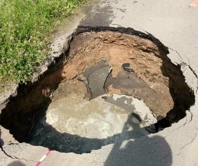 В Рыбинске на тротуаре появилась метровая яма