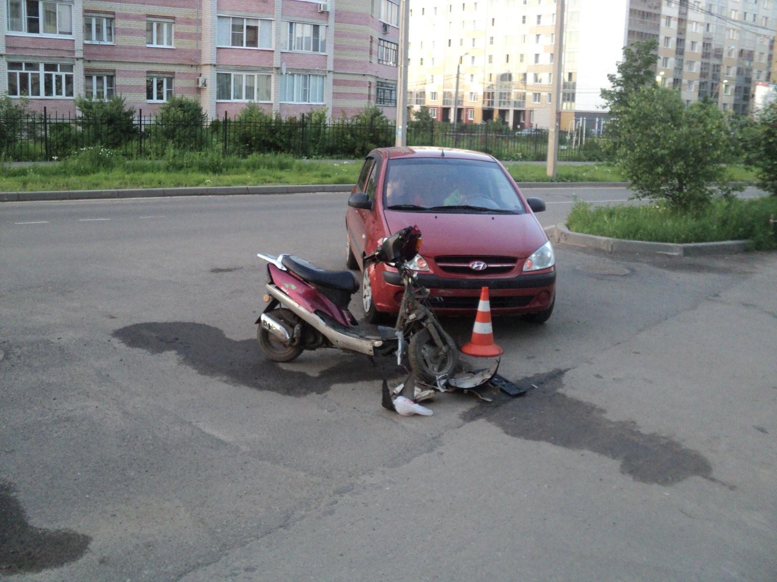 В Ярославле скутерист без прав отправил своего пассажира в больницу