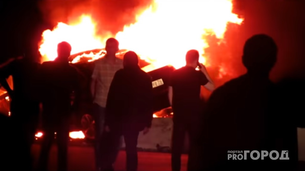 В сети появилось видео горящей под Ярославлем иномарки с водителем внутри