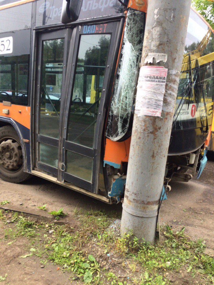В Рыбинске троллейбус с пассажирами влетел в столб