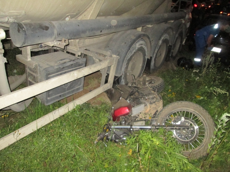 В Ярославской области под колеса фуры попал мотоцикл