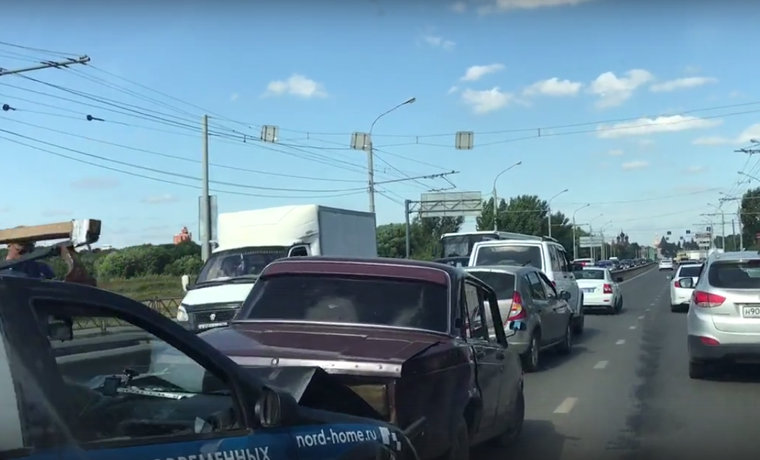 В Ярославле на Московском проспекте собрался "паровозик" из 6 машин