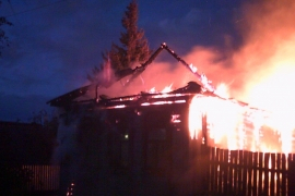 В Ярославской области пожар уничтожил деревенский дом