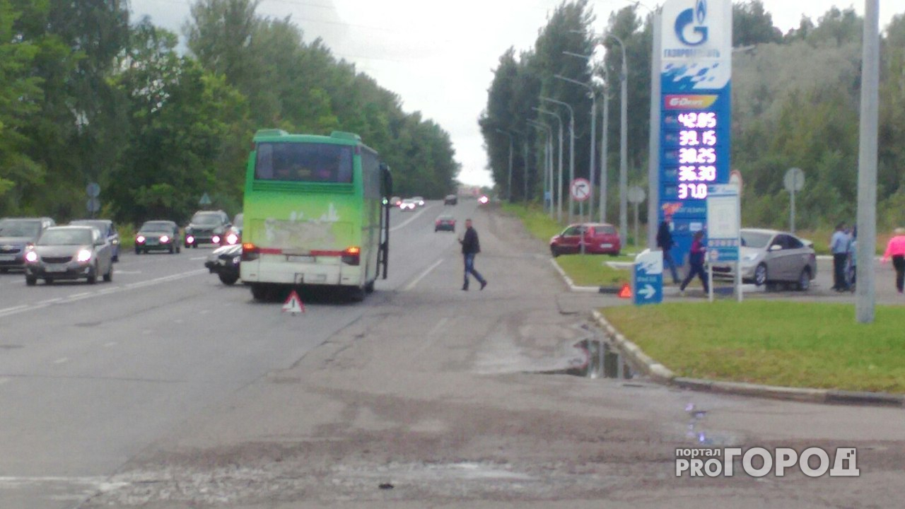 В Ярославле на роковом месте произошло ДТП с участием автобуса и трех легковушек