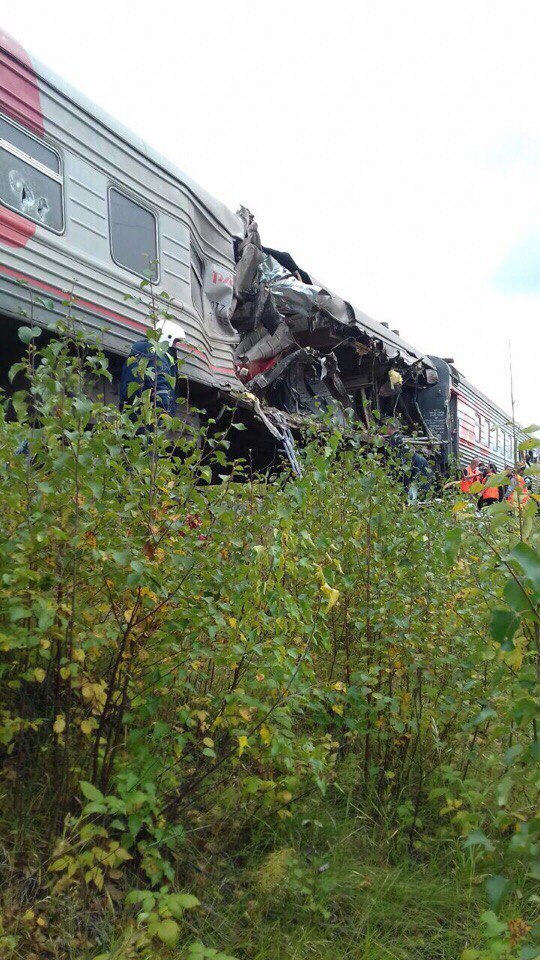От столкновения с грузовиком железнодорожный вагон с пассажирами превратился в груду железа