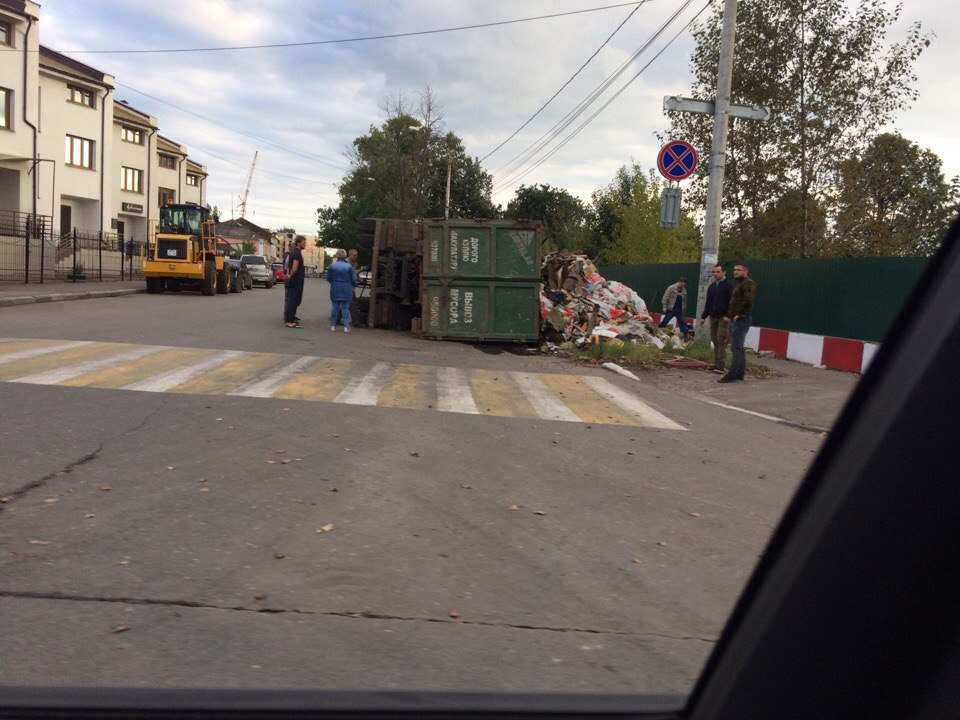 В Ярославле "прилег" уставший мусоровоз