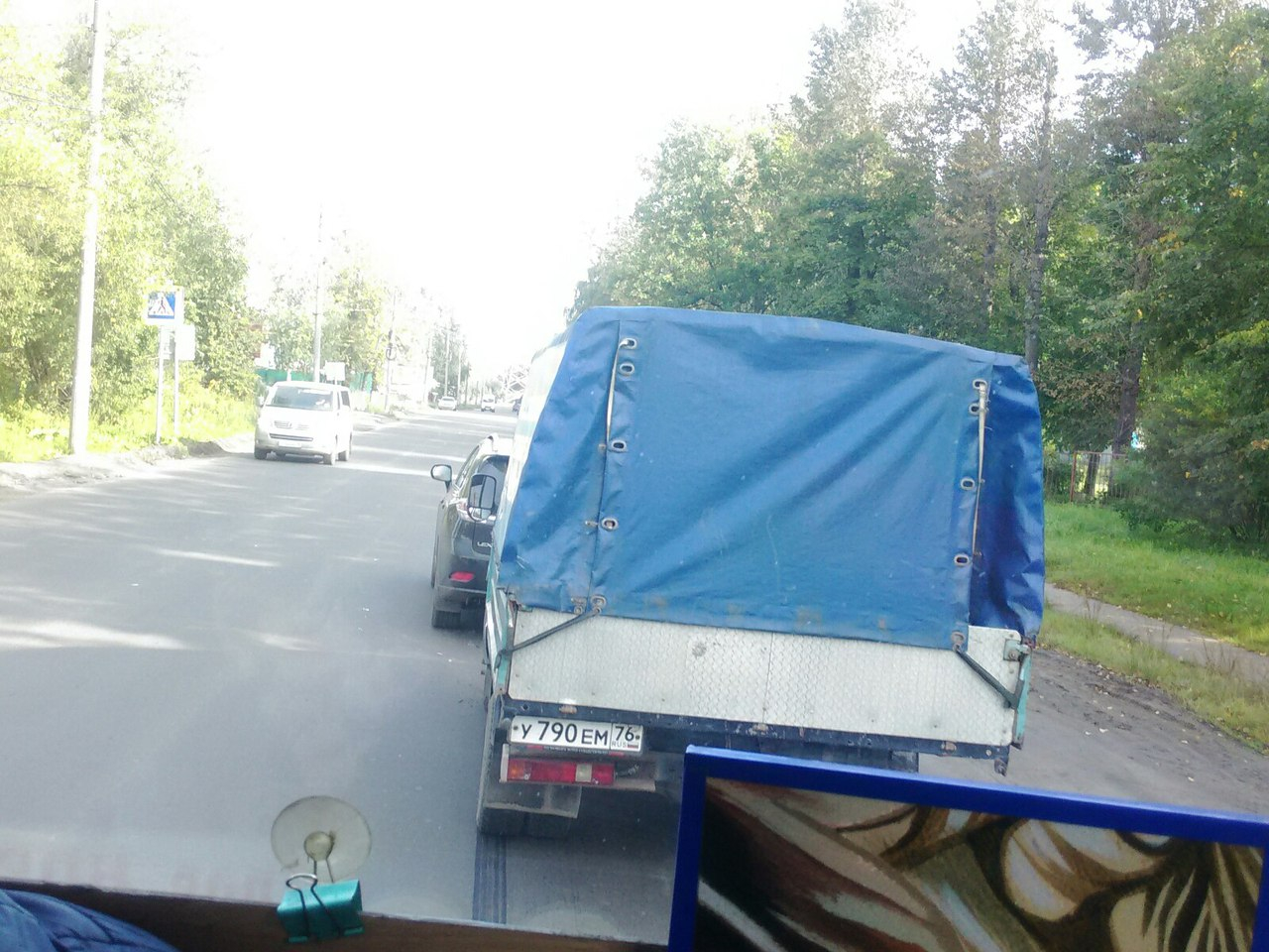 В Ярославле иномарка пропустила пешехода и "поцарапалась"
