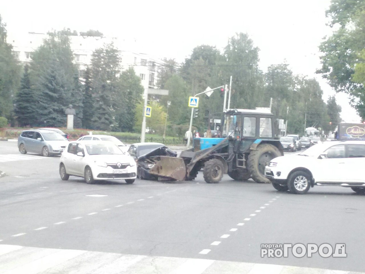 В Ярославле трактор попал ковшом в «десятку»