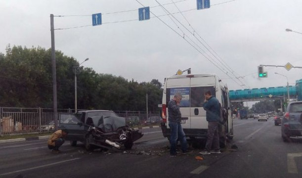 В Ярославле из-за столкновения маршрутки и легковушки образовалась пробка