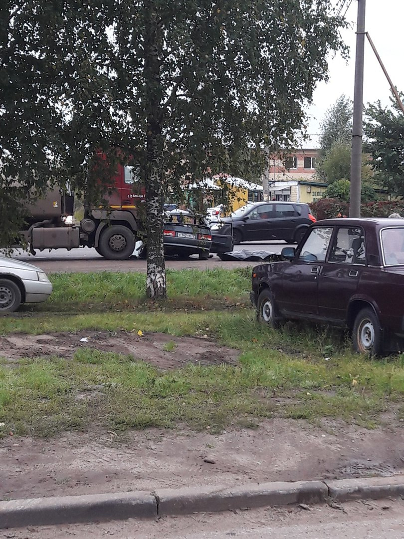 Страшная авария в Ярославле: легковушка попала под мусоровоз