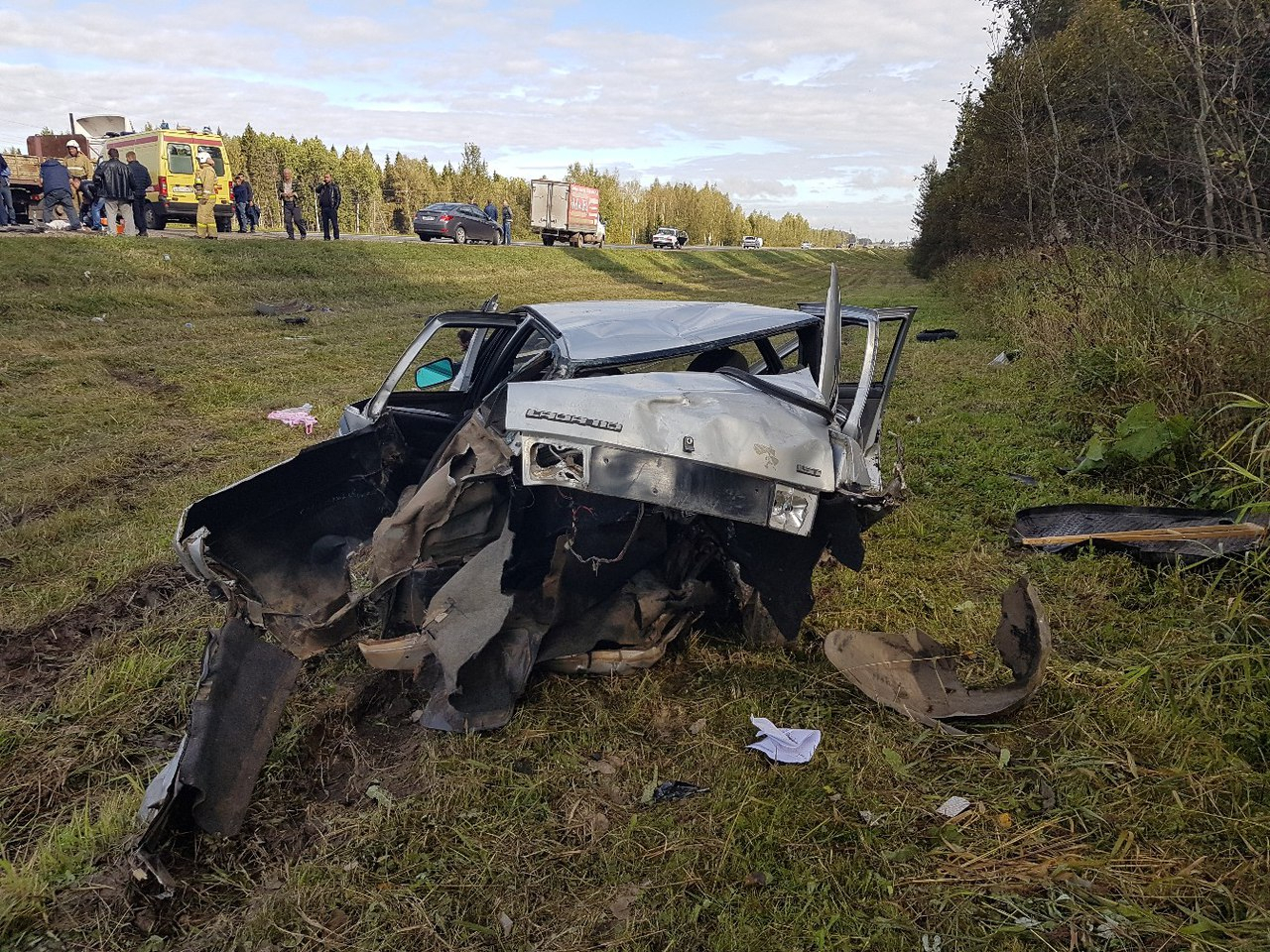 Жуткая авария под Ярославлем: автомобиль разбило вдребезги