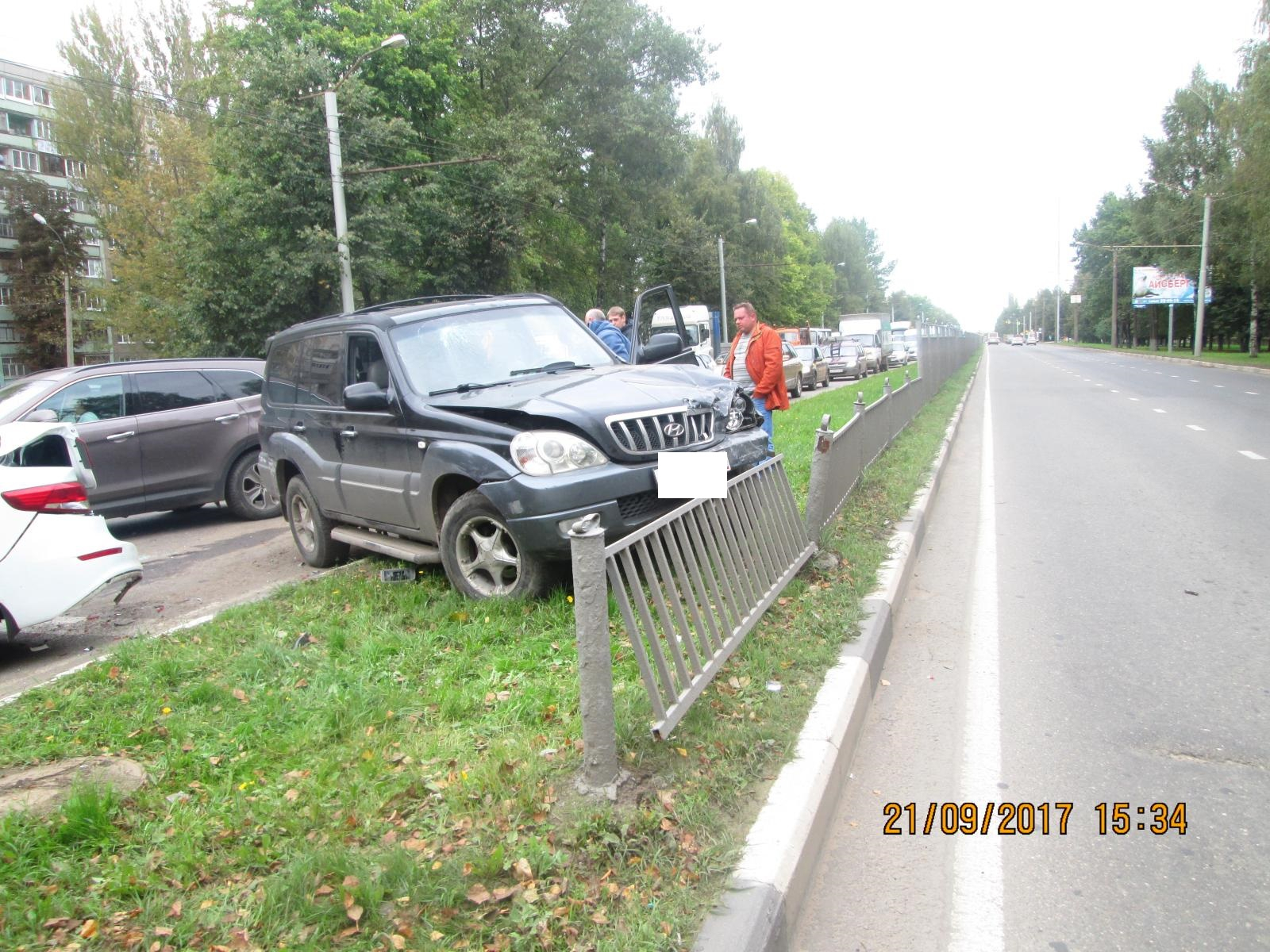 В Ярославле пьяный водитель чуть не угробил своего ребенка, протаранив  три автомобиля