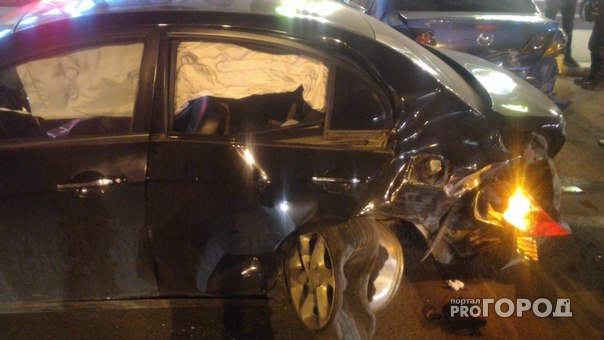 ДТП в Ярославле: от удара иномарку отбросило на припаркованные автомобили