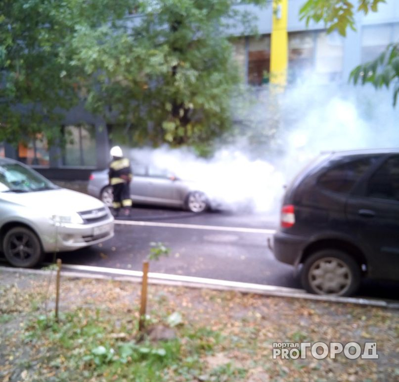 В центре Ярославля загорелась «Ауди»: выгорел весь моторный отсек