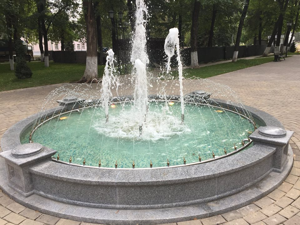 Ярославцы не оценили новый фонтан в «китайских светодиодах» в ярославском сквере