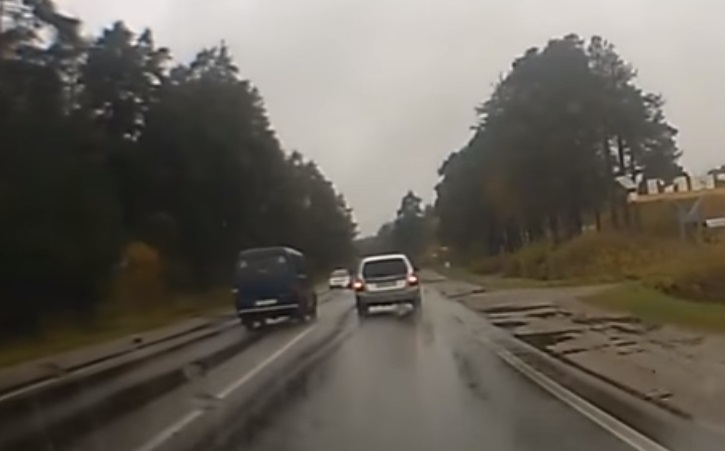 В Ярославской области двое водителей устроили «безумные гонки»