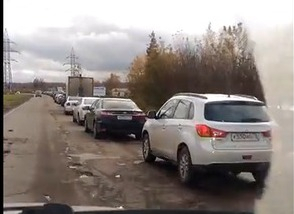 Зима близко: ярославцы встали в километровую пробку за "резиной"